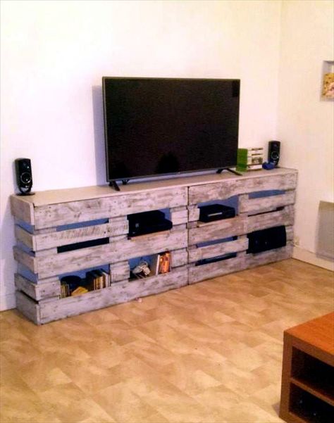 Do you already have ideas for your weekend project? How about replacing your old TV stand with a new one? You can make these #DIY #TV #stand by yourself! #DIYTVStand #WeekendProject #HomeDecor #PalletWood #WoodCrate Pallet Entertainment Centers, Pallet Tv, Pallet Tv Stand, Diy Entertainment, Entertainment Center Shelf, Tv Stand Designs, Diy Tv Stand, Entertainment Center Kitchen, Farmhouse Tv Stand