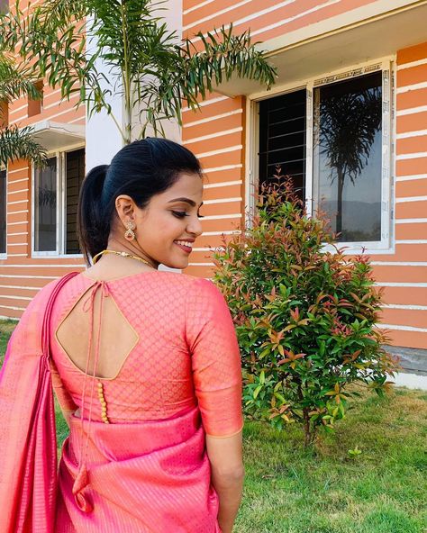 Blouse Designs For Mom, Silk Saree Blouse Neck Designs, Simple Blouse Designs Pattern, Mom And Daughter Dress, Plain Blouse Designs, Latest Blouse Neck Designs, Green Blouse Designs, Blouse Back Neck Design, Lace Blouse Design