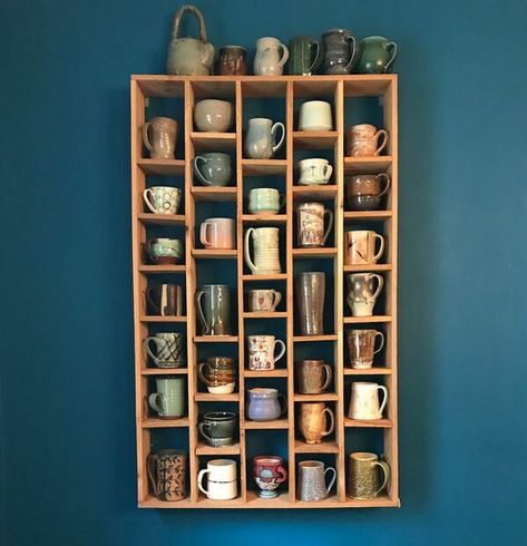 Home Bar Table Ideas, Cups And Mugs Organization, Shelf For Mugs, Cups Display Ideas, Tea Cup Shelf Display, Mug Rack Diy, Mugs Display Ideas, Coffee Cup Shelf Display, Cup Shelf Display