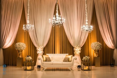 Gold Reception Decor, Indian Wedding Stage, Wedding Table Decorations Centerpieces, Gold Reception, Reception Stage Decor, Muslim Wedding Photography, Wedding Stage Backdrop, Wedding Hall Decorations, Wedding Stage Decor