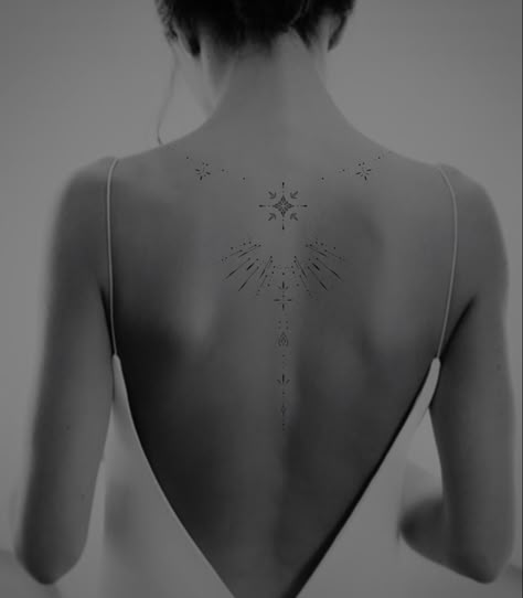 Simple Flower Back Tattoo, Aelin Tattoo Back, Ornamental Spine Tattoo, Fine Line Back Tattoo Women, Fine Line Back Tattoo, Ornamental Back Tattoo, Mandala Back Tattoo, Beautiful Spine Tattoos, Full Neck Tattoos