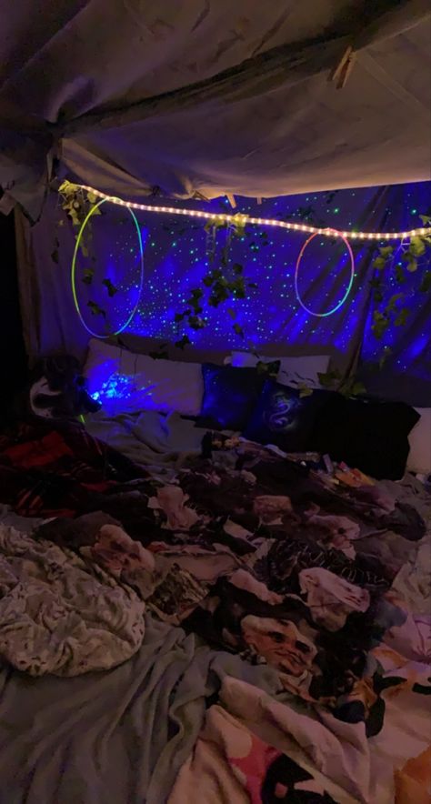 Fort Ideas Indoor Sleepover, Fort For Sleepovers, Sleepover Set Up Ideas Living Room, Sleep Over Set Up, Summer Trampoline Sleepover, Sleepover Background, Giant Sleepover, Tent Trampoline, Tent Set Up Ideas Inside