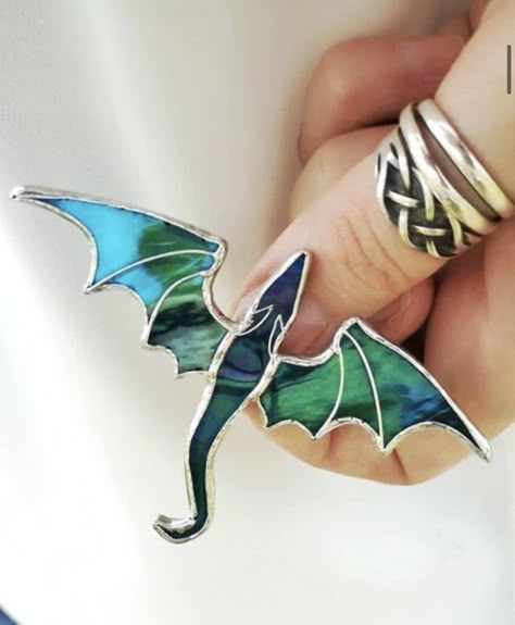 Dragon Fantasy Art, Dragon Green, Dragon Brooch, Glass Art Ideas, L'art Du Vitrail, Stain Glass Ideas, Glass Art Design, Artsy Jewelry, Stained Glass Paint