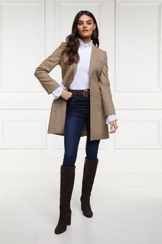 Holland And Cooper, Countryside Outfit, Country Outfits Women, Farm Chic, Outfit Elegante, Holland Cooper, Fashion Outerwear, Coat Autumn, High Waisted Flare Jeans