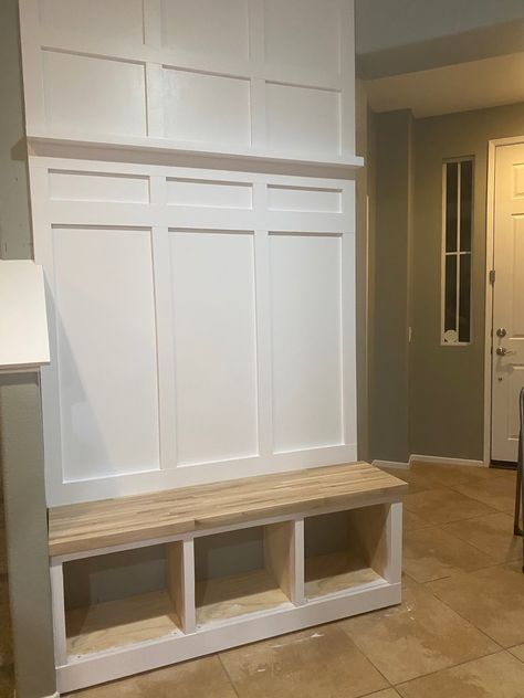 DIY Mudroom Built In Built In Hall Tree, Built In Entryway, Beautiful Country Homes, Diy Mudroom Bench Plans, Bench Drawers, Mudroom Storage, Corbel Shelf, Diy Mudroom, Tree Project