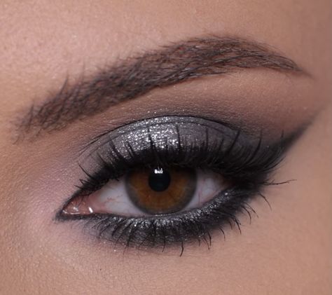 Smokey Cat Eye Makeup, Trucco Smokey Eye, Smokey Eye Makeup Steps, Cat Eye Makeup Tutorial, Grey Eye Makeup, Evening Eye Makeup, Silver Eye Makeup, Prom Eye Makeup, Smokey Eye Tutorial