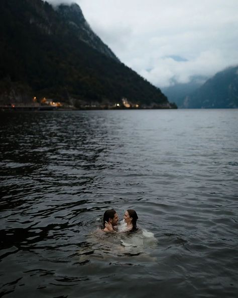 Who says you can't jump into marriage - literally? After saying 'I do' on a sailboat in beautiful Traunsee, this couple took a plunge into the water and celebrated it. An elopement is about crafting a day that’s uniquely YOU. Full of surprises and unforgettable moments. It's your adventure! Conzept & Photography: @kosia_photography_ @kosia_elopements_ Video: @ajlaxbelmin Couple: @modelcouple_austria Dress: @eve__bridal Hair & Make-Up: @dw.make.up Wedding celebrant: @trauworte.at Rings: @for... Pre Wedding On Boat, Skydiving Wedding, Wedding Sailboat Pictures, Sailboat Elopement, Make Up Wedding, Aquarium Wedding Photos, Bride And Groom Jumping On Bed, Wedding Celebrant, Boat Wedding