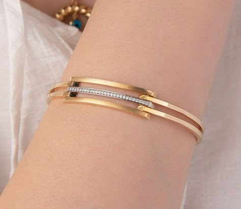 Our open bangle bracelet is 14k solid gold and it has a unique style that you feel special! Its one side is decorated with zircon stones that look fascinating. This gold hinged bangle will accompany you at any time of the day with its unique style. It is easily attached and removed with its spring system. If you consider our gold bangle bracelet as a gift, it will make your loved ones happy on their birthdays, valentine's day, mother's day, anniversaries, Christmas gifts, or graduations. The g Solid Gold Bangle, Gold Bracelet Simple, Unique Bangle, Gold Bangles For Women, Diamond Bracelet Design, New Gold Jewellery Designs, Modern Gold Jewelry, Solid Gold Bracelet, Chic Vibes