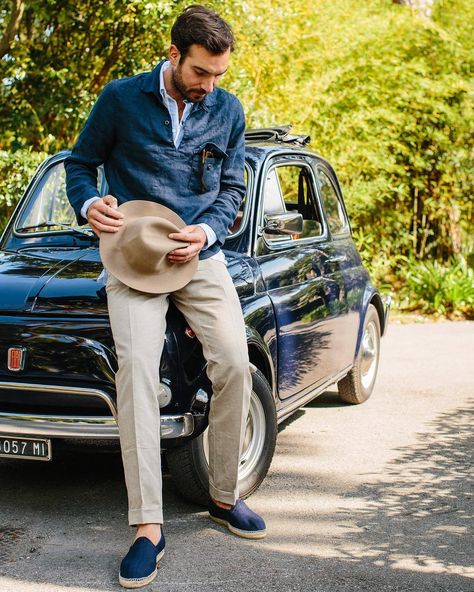 Smock, cotton/linen chino & espadrille  #drakes #arpenteur #lastoffa 📷 @jkf_man Espadrilles Outfit Men, Espadrilles Outfit, Cocktail Attire Men, Espadrilles Men, Mens Fashion Inspiration, Men's Casual Style, Cocktail Attire, Modern Gentleman, Outfit Combinations