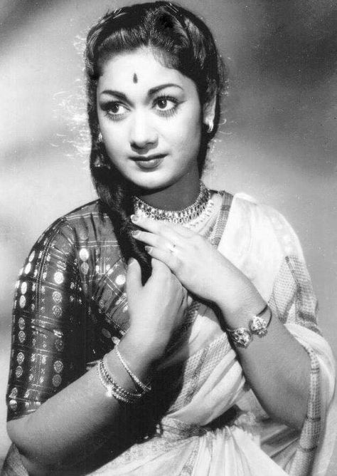 Savitri Actress, Mahanati Savitri, South Indian Actors, Saree Aesthetics, Gemini Ganesan, Indian Retro, Old Film Stars, Dark Forest Aesthetic, Indian Actors