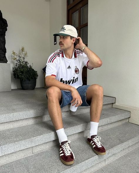 Ac Milan Jersey Outfit, Milan Jersey Outfit, Sports Jersey Outfit, Ac Milan Jersey, Calm Fits, Vacation Outfits Men, Looks Adidas, Football Jersey Outfit, Outfit Retro