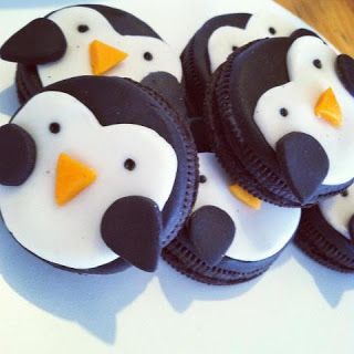 .Amanda Cupcake. Sweet Dreamer ♥: Penguin Oreos ♥ Penguin Party Favors, Penguin Oreos, Oreo Penguins, Oreo Frogs, Oreo Baking, Oreos Cake, Christmas Oreo, Penguin Cupcakes, Christmas Toppers