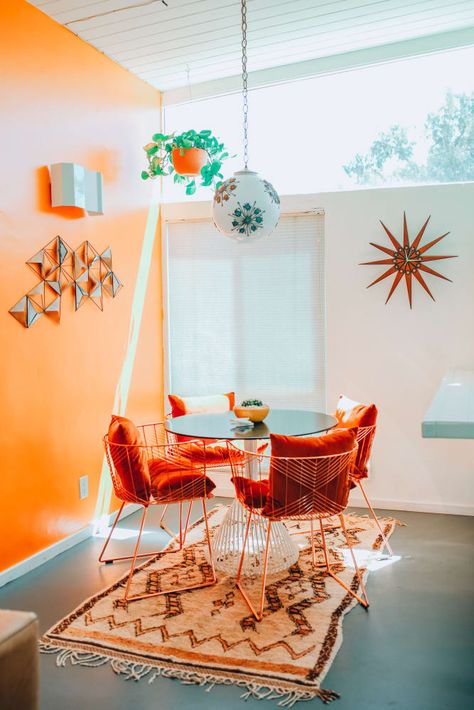 We love this dessert inspired home. The turquoise and orange combine to create a light and fresh ambiance - perfect for spring Film Decor, Cosy Corners, Koti Diy, Palm Springs Home, Mid Century Modern Dining Room, Dining Room Design Modern, Orange Interior, Bright Rooms, Mid Century Modern Dining