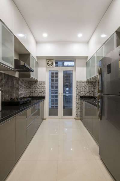 Latest Storage Design Ideas in NCR & Kerala, India Parallel Kitchen Design, Kitchen Unit Designs, Tiles Backsplash, Simple Kitchen Design, Kitchen Modular, Kitchen Cupboard Designs, Modern Kitchen Cabinet Design, Organizer Kitchen, Small House Interior Design