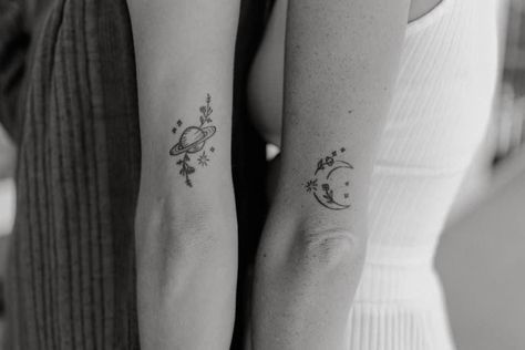 Moon Tattoo Taylor Swift, Matching Saturn Tattoo, Saturn And The Moon Tattoo, Taylor Swift Tattoos For Friends, Edgy Moon Tattoo, Space Moon Tattoo, Taylor Swift Tattoo Ideas Small Moon And Saturn, Sister Tattoos For 2 Taylor Swift, Taylor Swift Tattoos Best Friends