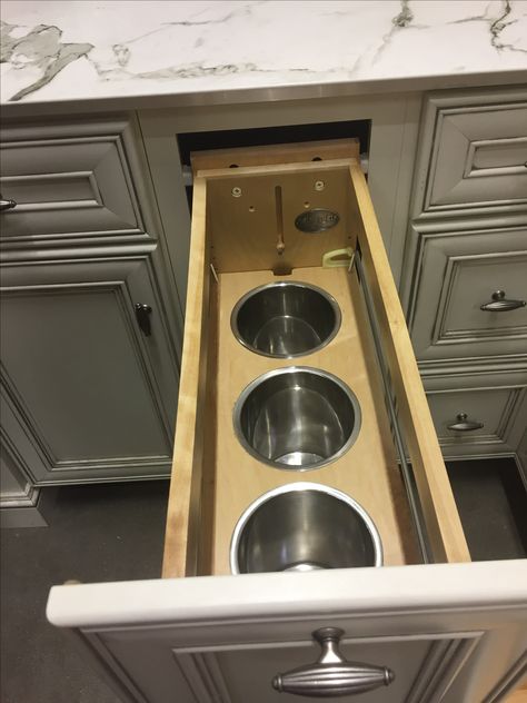 Absolutely love this idea of a drawer to hallows your larger utensils serving spoons mixing spoons wooden spoons spatulas etc. really want to have this. Spoon Storage Ideas, Kitchen Spoons Storage Ideas, Serving Spoon Organization, Kitchen Spoon Drawer, Spatula Drawer, Large Cooking Utensil Storage, Spoon Drawer, Adriana Mora, Cooking Utensil Drawer