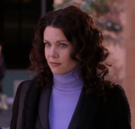 gilmore girls outfit inspiration gilmore girls aesthetic gilmore girls coffee book feminist 90s tv show lorelai and rory jess mariano dean forester lane kim 90s outfit fall aesthetic fall vibes autumn aesthetic lukes diner luke dane Lorelai Gilmore Hair, Gilmore Girls Cast, Gilmore Girls Lorelai, Gilmore Girls Aesthetic, Emily Gilmore, Gilmore Girls Fashion, Lorelei Gilmore, Gilmore Girls Outfits, Lauren Graham