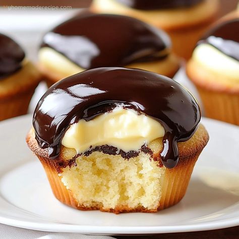 Boston Cream Pie Cupcakes Recipe - Easy and Delicious - My Home Made Recipe Cream Pie Cupcakes, Boston Cream Cupcakes, Boston Cream Pie Cupcakes, Pastry Cream Filling, Banana Split Cake, Pie Cupcakes, Easy Cupcake Recipes, Boston Cream Pie, Bran Muffins