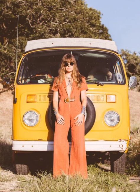 Moda anos 70: inspirações para looks e produções Vintage Road Trip, Decades Of Fashion, Pool Party Outfits, 70 Fashion, 90s Inspired Outfits, Air Planes, 60s And 70s Fashion, 70s Inspired Fashion, 70s Outfits