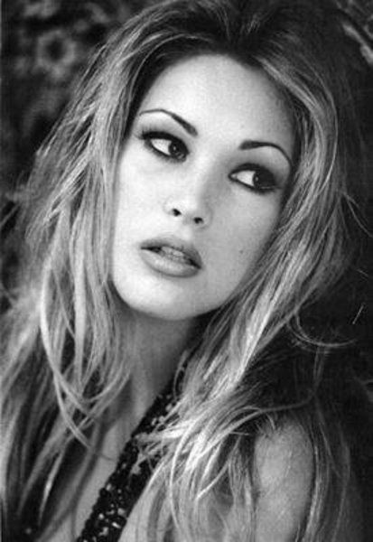 Shanna Moakler Shanna Moakler, Aesthetic Style, Disney Princesses, Aesthetic Fashion, Famous People, Eyebrows, Love Her, Blonde, Twist