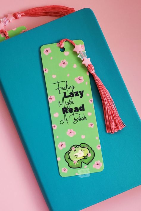 This is a cute frog bookmark available for purchase on Etsy. Turtle Bookmark, Edible Paper Flowers, Paper Flower Origami, Frog Bookmark, Kawaii Turtle, Beautiful Paper Flowers, Flower Origami, Inexpensive Decor, Frog Decor