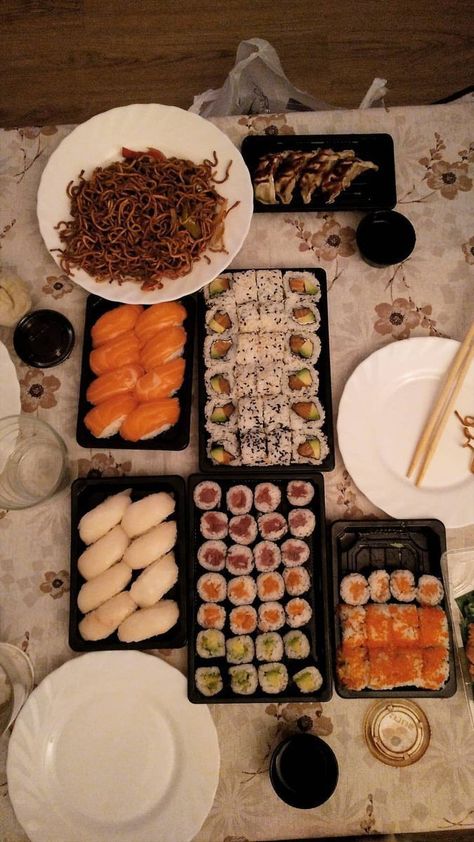 Restaurants In Japan, Japanese Sushi, God Mat, Think Food, Sushi Restaurants, Food Goals, Food Obsession, Cafe Food, Finger Food