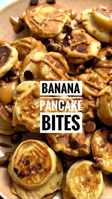 Banana Pancake Bites from @whenmeateatsveg - ResepMamiku.com Strawberry Pancake Bites, Banana Covered Pancakes, Pancake Banana Bites, Banana Pancake Bites Recipe, Mini Banana Pancake Bites, Banana Pancake Bites, Mini Banana Pancakes, Pancake Bites Recipe, Strawberry Banana Pancakes