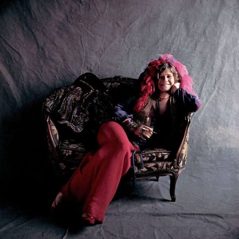 Janis Joplin from the same photo shoot that created the "Pearl" album cover. This is one of the photos that was not used. She was from Port Arthur, of course. Janis Joplin Style, John Lennon And Yoko, Faye Dunaway, The Muppet Show, Club Music, Cyndi Lauper, Aretha Franklin, Janis Joplin, Stevie Wonder