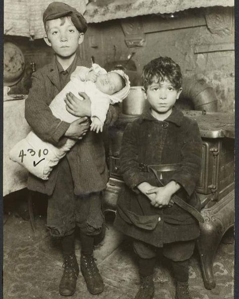 Orphan Train, Vintage Children Photos, Old New York, Poor Children, Two Boys, Old Pics, Historical Pictures, Vintage Portraits, Old Photographs