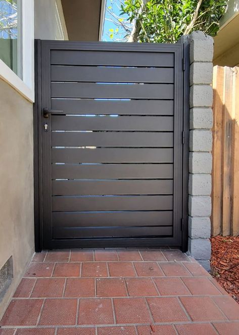 Iron Side Gate Ideas, Modern Metal Gates Entrance, Outdoor Metal Gates Ideas, Outdoor Gates Ideas Fence Design, Black Modern Front Door Entrance, Side Fences And Gates, Small Gate Design Modern, Modern Side Gate, Metal Door Design Outdoor