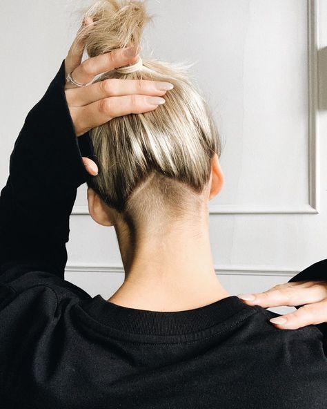 Blonde Hair Undercut, Short Hair With Undercut, Female Undercut Long Hair, Hair With Undercut, Undercut Ponytail, Undercut Hairstyles Women, Undercut Long Hair, New Hair Do, Undercut Women