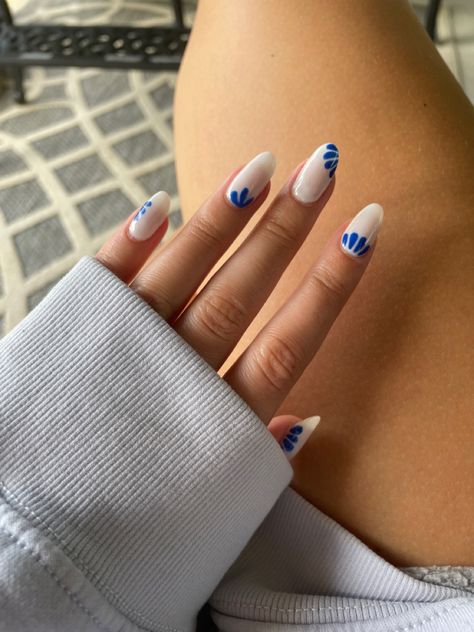 White Nail Blue Design, Blue Line Design Nails, Small Almond Nails Design Summer, Summer Nails With Lines, White And Blue Design Nails, Blue And White Nails Summer, Nails Inspo Blue And White, Blue And White Nail Designs Simple, White With Blue Design Nails