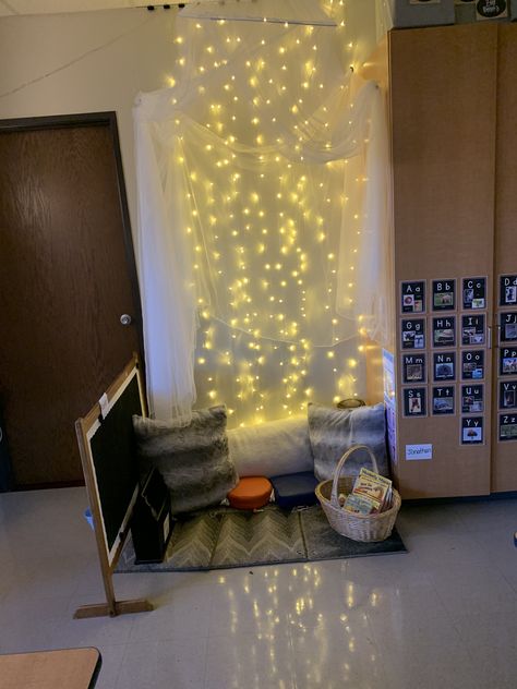 reggio emilia inspired calm corner area in kindergarten classroom: includes pillows, drawing area, sensory cushions, social and emotional books, and fidget/calming toys Classroom Relaxation Corner, Calm Zone In Classroom, Calm Area Eyfs, Reggio Calming Corner, Peace Corner Classroom Ideas, Sensory Corner At Home, Quiet Corner Classroom, Calming Room Ideas School, Calm Corner In Classroom