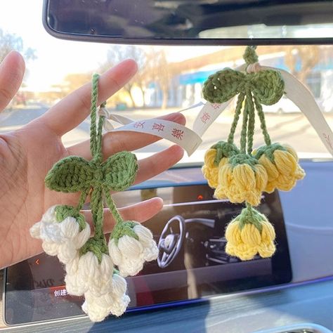 Crochet Charm Bag, Easy Small Crochet Projects, Crochet Bellflower, Small Crochet Projects Easy, Birthday Crochet Gift Ideas, Small Crochet Gift Ideas, Cute Small Crochet, Crochet Car Charm, Small Handmade Gifts