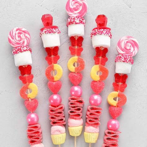 Candy On Stick Ideas, Lollipop Kabobs Diy, Valentine’s Day Kabobs, Valentines Day Homemade Treats, Desserts On Sticks, Lollipop Kabobs, Pink Candy Kabobs, Creative Candy Gift Ideas, Candy Business Ideas Creative