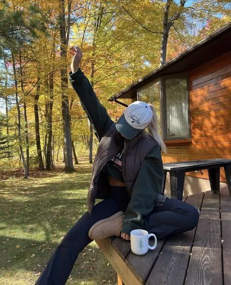 Camping Photos Aesthetic, Camping Outfits Autumn, Lake Cabin Outfits, Cabin Pics Insta, Camping Pictures Aesthetic, Cabin Aesthetic Pictures, Summer Cabin Aesthetic Outfit, Gatlinburg Instagram Pics, Camping Clothes Aesthetic