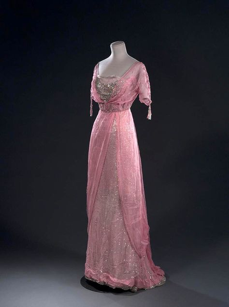 1910s Evening dress Silk chiffon, sequins, beads Palais Galliera 1905 Dress, Pink Chiffon Gown, Edwardian Gowns, Gaun Abad Pertengahan, Fashion 1910, 1910s Fashion, Edwardian Dress, Old Dresses, Pink Chiffon