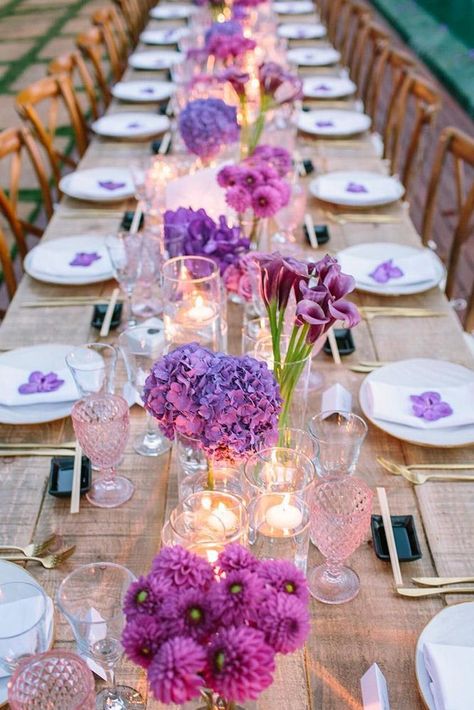 Purple Table Settings, Deco Violet, Wedding Candles Table, Diy Wedding Table, Purple Table, Ibiza Wedding, Tafel Decor, Unique Wedding Flowers, Flower Centerpieces Wedding