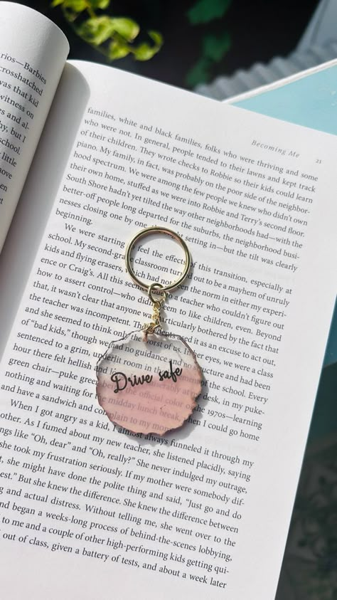 Resinart Keychain, Resin Keychain Ideas, Resin Art Keychain, Epoxy Resin Keychains, Homemade Bracelet, Resin Keyrings, Diy Resin Gifts, Wedding Keychain, Resin Arts