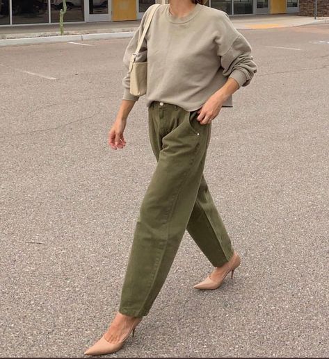 Green Khaki Pants Outfit, Khaki Pants Outfit Women, Green Khaki Pants, Khaki Pants Outfit, Khakis Outfit, Jeans Trend, Work Chic, Jean Trends, Muslim Fashion Outfits