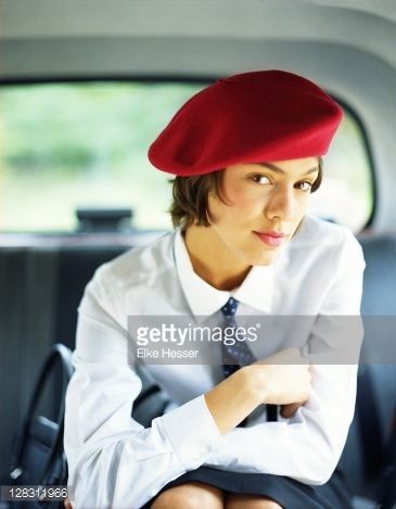 Hats With Short Hair, Short Hair And Hats, Outfit Short Hair, Hair Beret, How To Wear A Beret, Hats For Short Hair, Hat Fashion Women, French Hat, 1920's Style