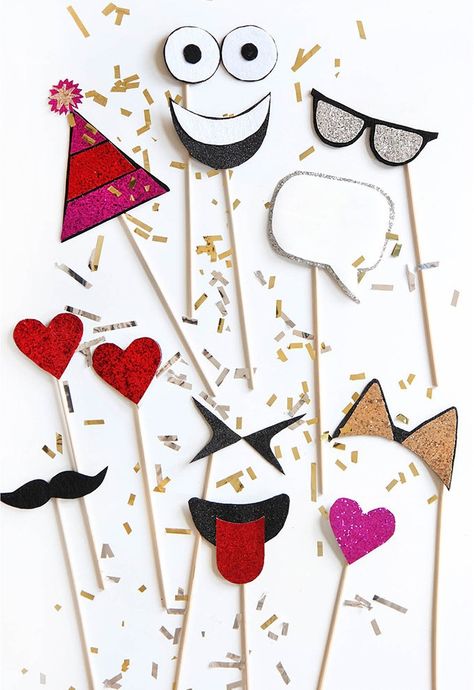 Your New Year's Eve photo booth isn't complete without a set of DIY emoji props. Diy New Years Eve Party, Emoji Props, Diy Nye, New Year's Eve Crafts, Emoji Birthday Party, I Spy Diy, Booth Decor, Emoji Birthday, Emoji Party