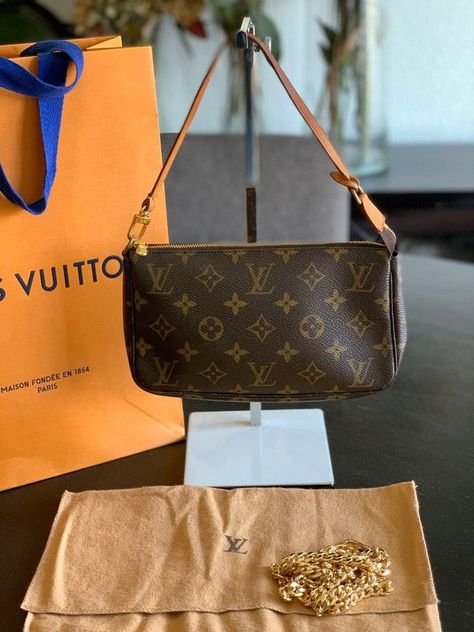 Τσάντες Louis Vuitton, Louis Vuitton Pochette Accessories, Shoulder Bag Aesthetic, Fall Bags Handbags, Louise Vuitton, Pochette Louis Vuitton, Pochette Accessories, Luxury Purses, Fancy Bags