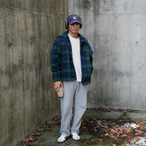 Sambas With Sweatpants, Flannel With Sweatpants, Flannel And Sweatpants Outfit, Cozy Flannel Outfit, Air Force Outfit Men, Styling Sambas, Air Forces Outfit, Adidas Samba Outfit Mens, Sweatpants And Flannel