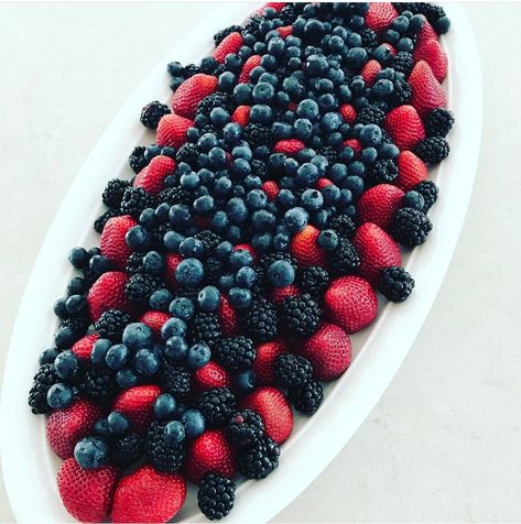 Berry Platter add mint? Berry Fruit Platter, Berry Platter Ideas, Berries Platter, Berry Platter, Party Fruit Platter, Berry Board, Fiesta Party Food, Platters Ideas, Platter Display