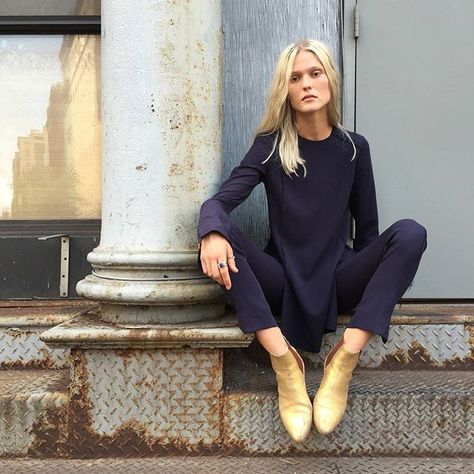 gold booties-monochormatic-navy-tunic top and pants-chic work outfit fall winter work outfit Gold Boot Outfit Ideas, Golden Boots Outfit, Gold Ankle Boots, Carefree Style, Booties Outfit, Gold Boots, Purple Dark, Metallic Shoes, Looks Street Style