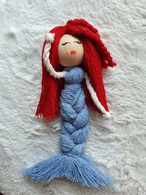 Mermaid Macrame, Diy Macrame Projects, Diy Bag Charm, Mermaid Christmas Ornaments, Macrame Doll, Mermaid Christmas, Yarn Dolls, Mermaid Diy, Diy Macrame