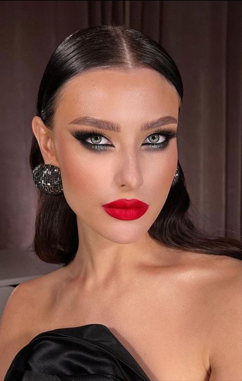 Playful Makeup, Valentine Makeup, Red Lipstick Makeup Looks, Lips Aesthetic, Purple Makeup Looks, Valentine's Day Makeup, Makeup Cantik, Red Lips Makeup Look, Romantic Makeup