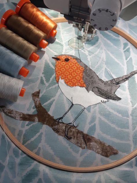 Christmas Robin Applique by Aurifil Artisan Kathy Ross – AURIbuzz Robin Applique, Christmas Robin, Freehand Machine Embroidery, Applique Art, Bird Applique, Fabric Postcards, Applique Templates, Christmas Applique, Picture Quilts