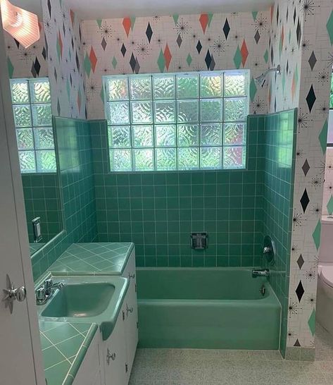 Jason Franklin on Instagram: “Revisiting this epic Palm Springs bathroom renovation. The tile work, mint green fixtures and wallpaper look incredible together. Thank you…” Atomic Ranch Bathroom, Mint Tile Bathroom, Mint Green Tile Bathroom, Palm Springs Bathroom, 1950s Bathroom, Mint Bathroom, Green Tile Bathroom, Atomic Ranch, Mid Century Bathroom